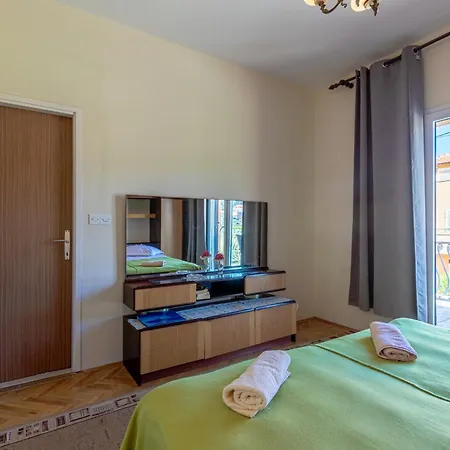 Guest house And With Parking Space Jelsa, Hvar - 4028