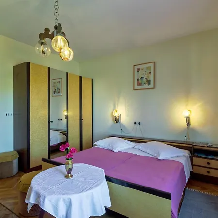 Guest house And With Parking Space Jelsa, Hvar - 4028