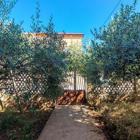 And With Parking Space Jelsa, Hvar - 4028 Guest house 3*